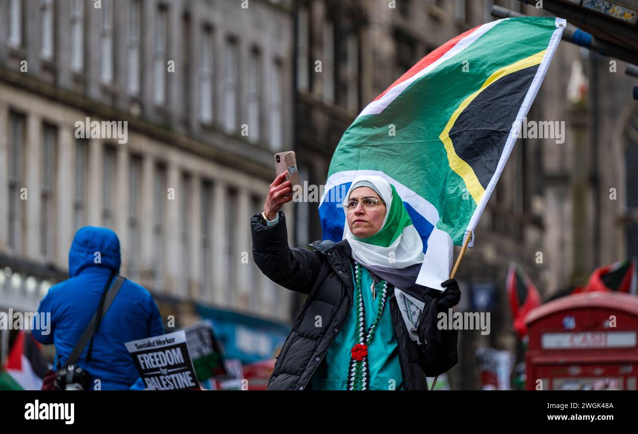 Frau mit palästinensischer Flagge macht ein Selfie im Pro-palästinensischen protestmarsch, Edinburgh, Schottland, Großbritannien Stockfoto