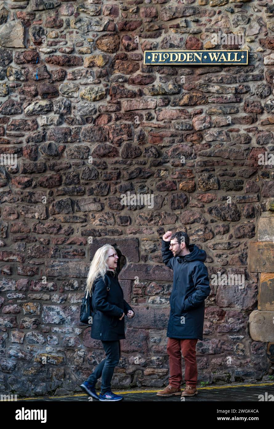 Ein Paar an der mittelalterlichen alten Stadtmauer, Flodden Wall, Edinburgh, Schottland, Großbritannien Stockfoto