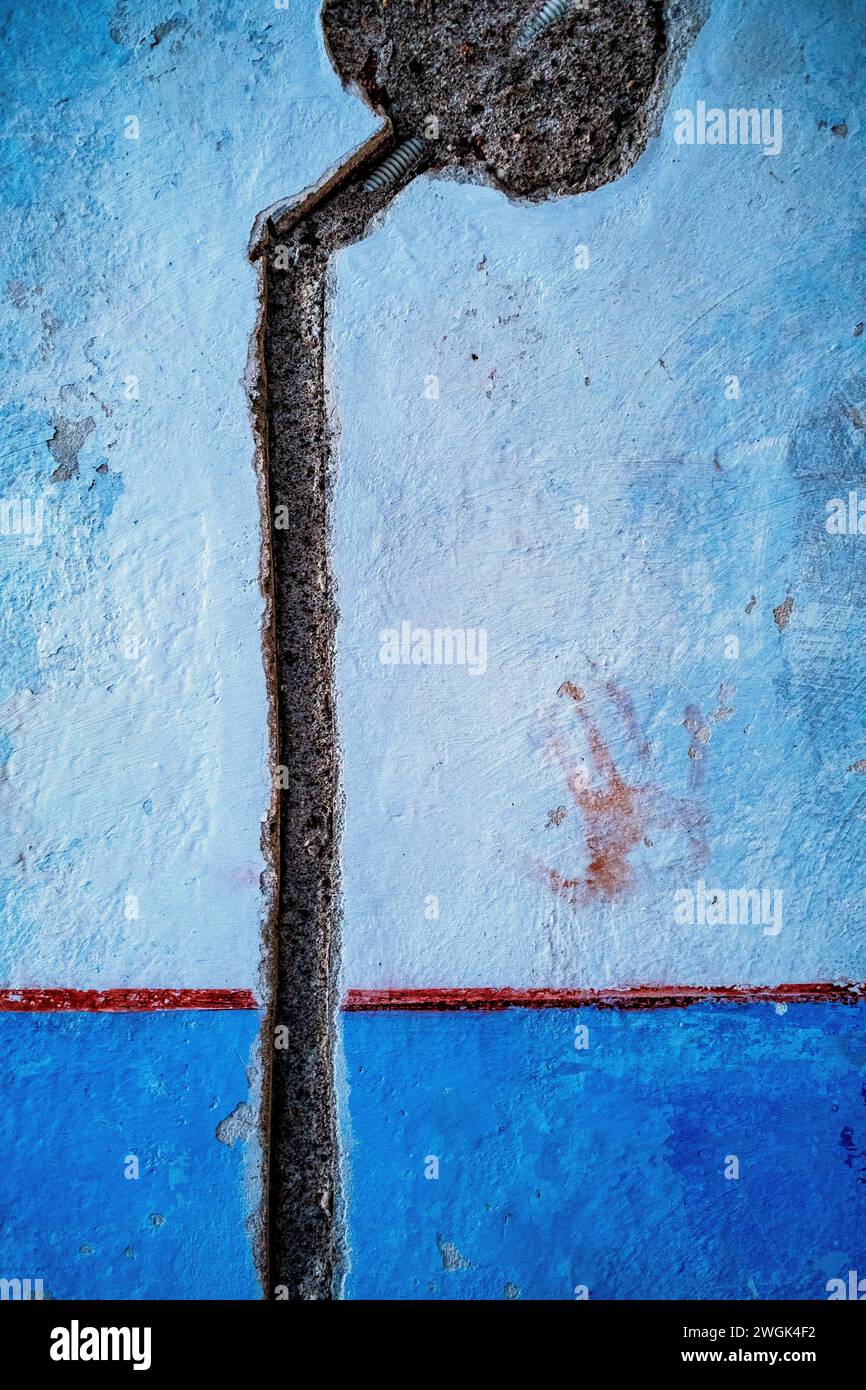Roter Handabdruck auf einer blauen Wand Stockfoto