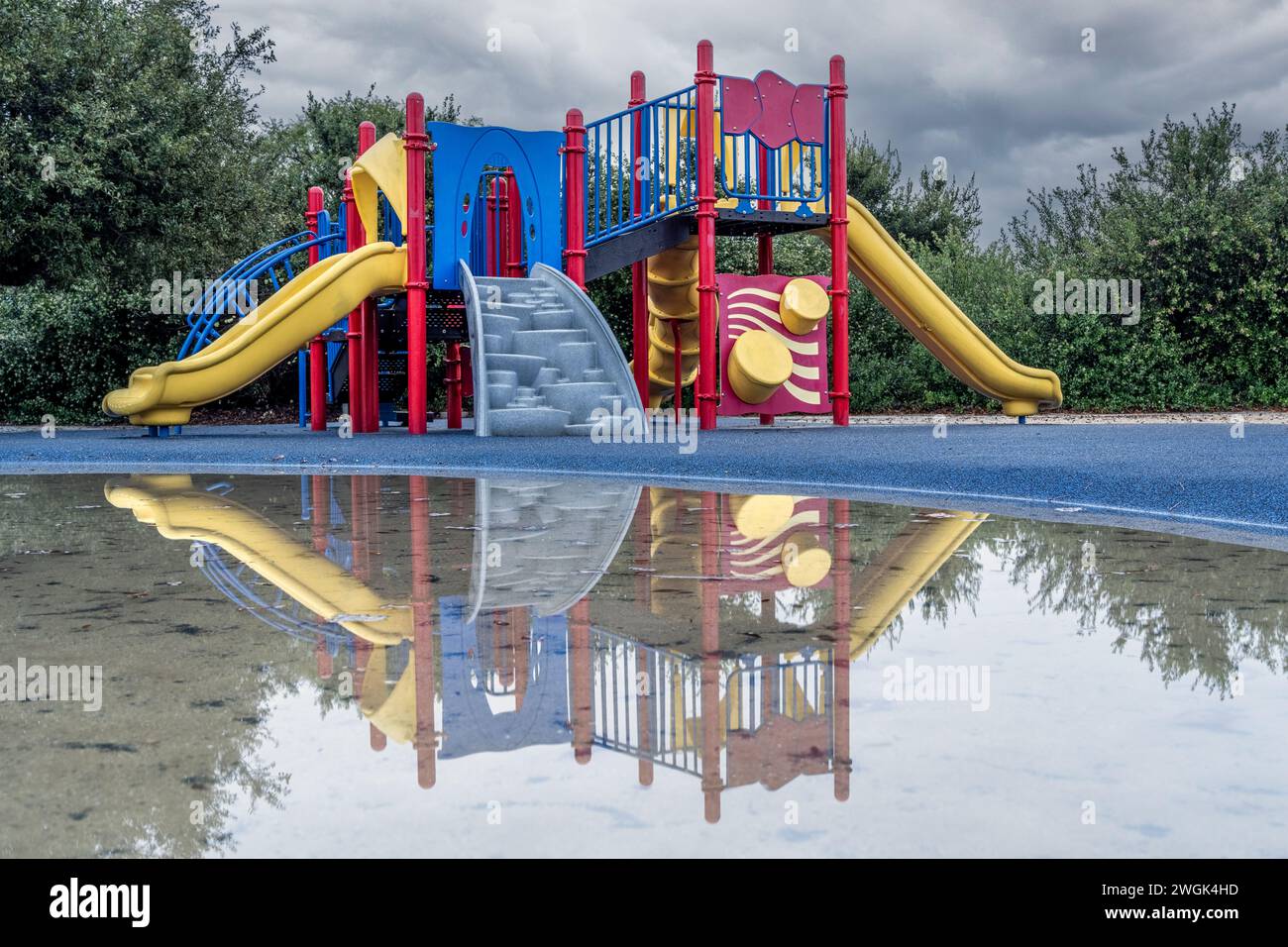 Perfektes Spiegelbild der Kletterstruktur des Parks im Regenwasserteich nach den jüngsten Regenstürmen, die Ventura heimgesucht haben. Stockfoto