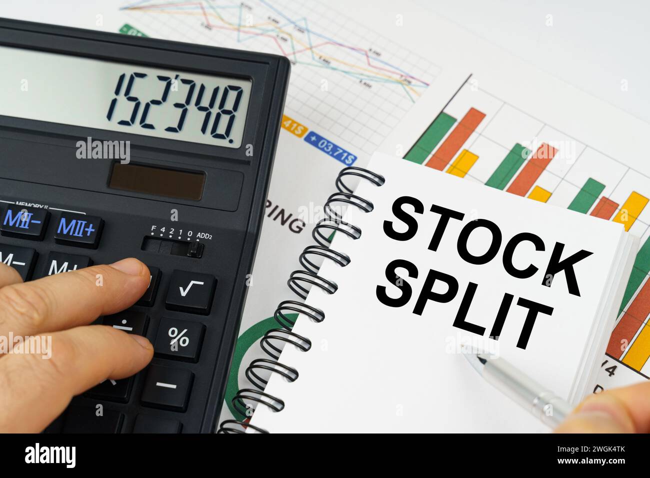 Geschäftskonzept. Auf der Tabelle befinden sich ein Rechner, Berichte mit Diagrammen und ein Notizblock mit der Aufschrift - Stock Split Stockfoto