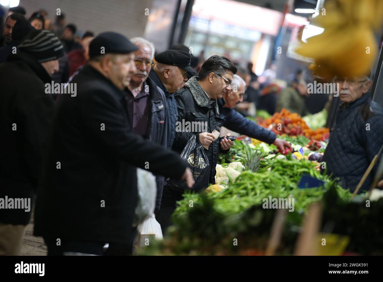 Ankara, T¨¹rkiye. Februar 2024. Die Leute kaufen am 5. Februar 2024 auf einem Markt in Ankara, T¨¹rkiye, ein. Laut offiziellen Daten, die am Montag veröffentlicht wurden, stieg die jährliche Inflationsrate von T¨¹rkiye im Januar von 64,77 Prozent im letzten Dezember leicht auf 64,86 Prozent. Quelle: Mustafa Kaya/Xinhua/Alamy Live News Stockfoto