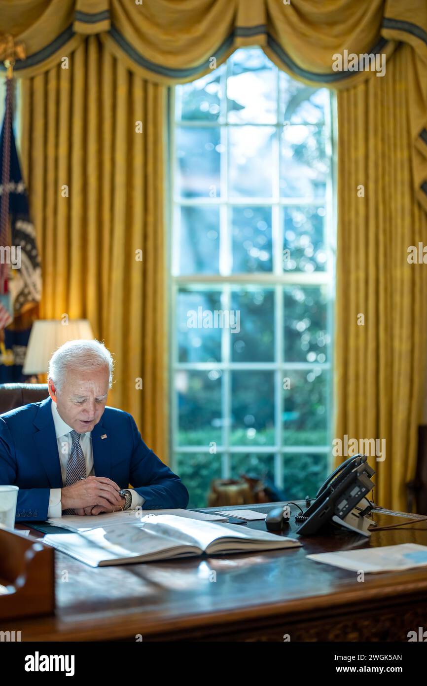 Präsident Joe Biden telefoniert am Freitag, 26. Januar 2024 im Oval Office mit dem ägyptischen Präsidenten Abdel Fattah El-Sisi. (Offizielles Foto des Weißen Hauses von Adam Schultz) Stockfoto