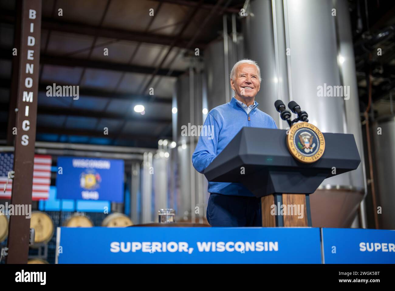 Präsident Joe Biden hält am Donnerstag, den 25. Januar 2024, in der Earth Rider Brewery in Superior, Wisconsin, eine Rede über die Investition in Amerika und das parteiübergreifende Infrastrukturgesetz. (Offizielles Foto des Weißen Hauses von Adam Schultz) Stockfoto