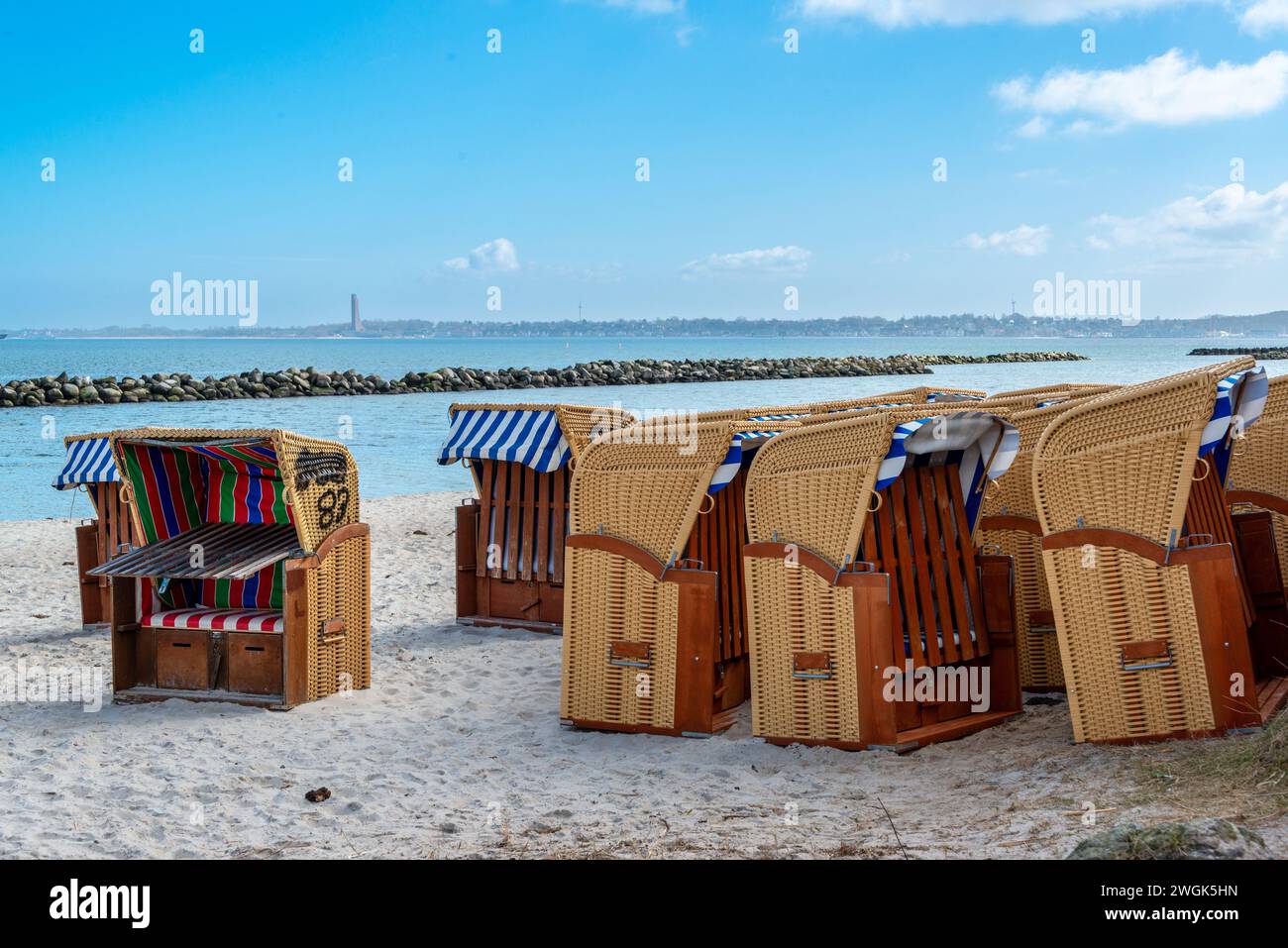 Kurz vor Ostern am Strand in Kiel-Schilksee, Strandkörbe werden für die vorstehende Saison aufgebaut Stockfoto