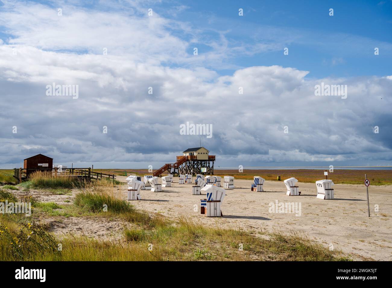 Nordseestrand mit Strandkörben und Pfahlbauten am sonnigen Strand von St. Peter Ording im Sommer Stockfoto