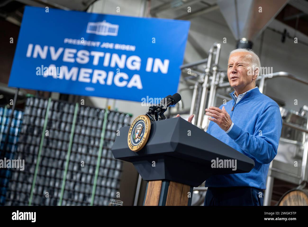 Präsident Joe Biden hält am Donnerstag, den 25. Januar 2024, in der Earth Rider Brewery in Superior, Wisconsin, eine Rede über die Investition in Amerika und das parteiübergreifende Infrastrukturgesetz. (Offizielles Foto des Weißen Hauses von Adam Schultz) Stockfoto