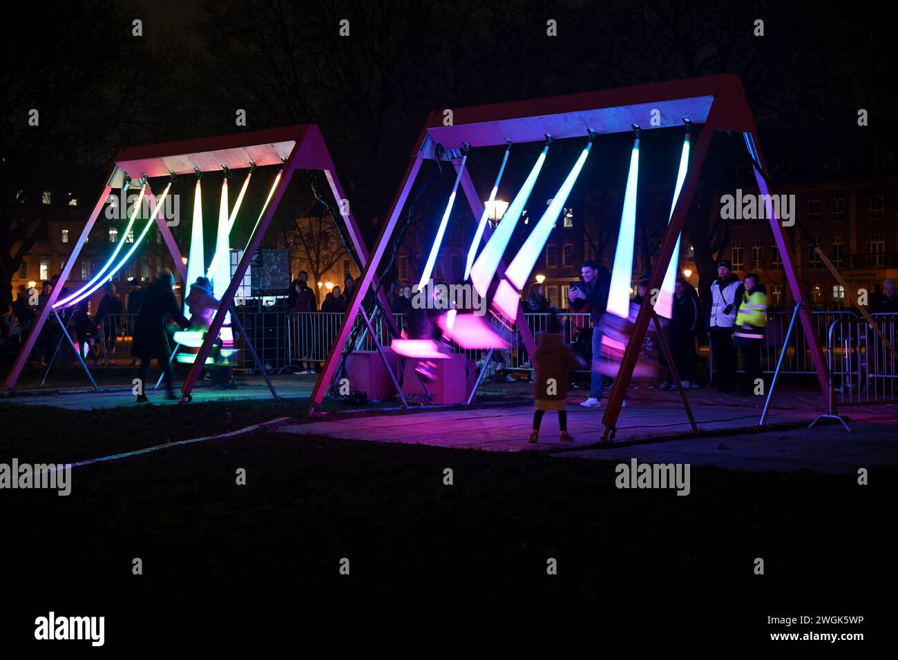 „Swan Song“ Swings at Night, Teil des Bristol Light Festivals 2-11 Februar 2024, in Queens Square, Großbritannien Stockfoto