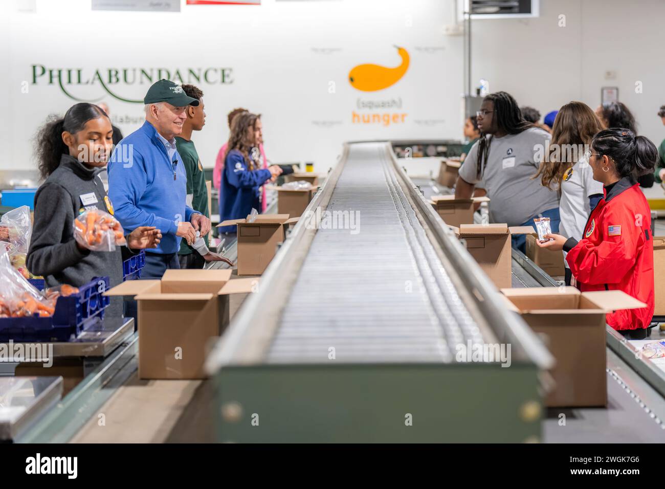 Präsident Joe Biden arbeitet am Montag, den 15. Januar 2024, in Philabundance, einer Hungerhilfe-Organisation in Philadelphia, zur Feier des Martin Luther King, Jr. Tag der Inbetriebnahme. (Offizielles Foto des Weißen Hauses von Adam Schultz) Stockfoto