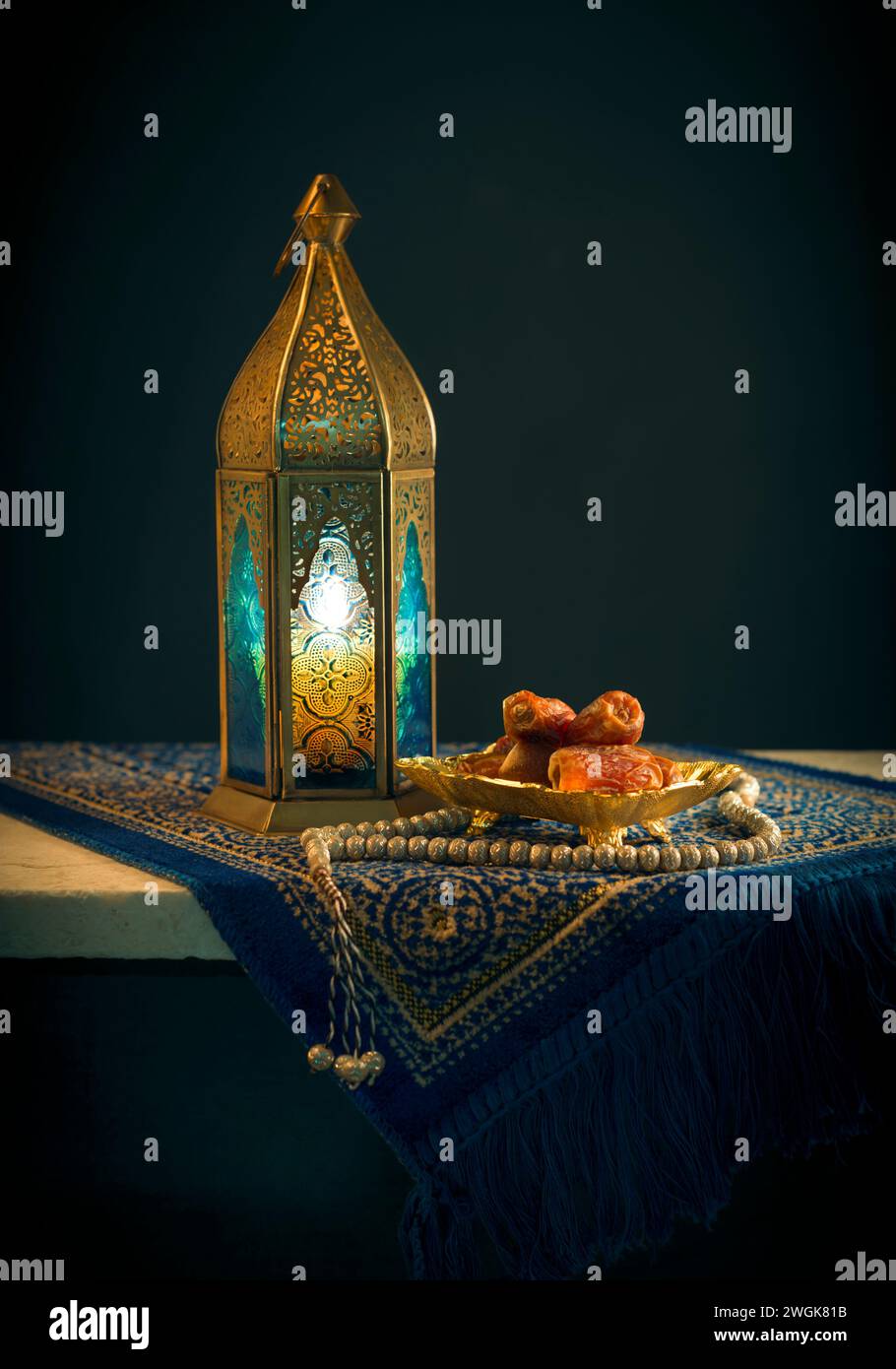 Traditionelle Ramadan-Laterne und Rosenkranz. Wunderschönes Foto einer antiken ägyptischen Laterne mit Datteln und Rosenkranz. Stockfoto