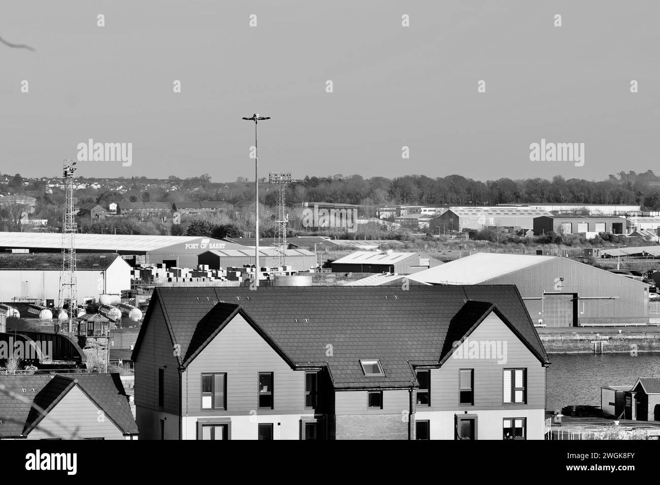 Barry, Vale of Glam, Wales 2. Februar 2024: Blick auf die Uferpromenade von Barry Island. Neubauten und Wohnungen auf stillgelegtem Hafengelände h Stockfoto