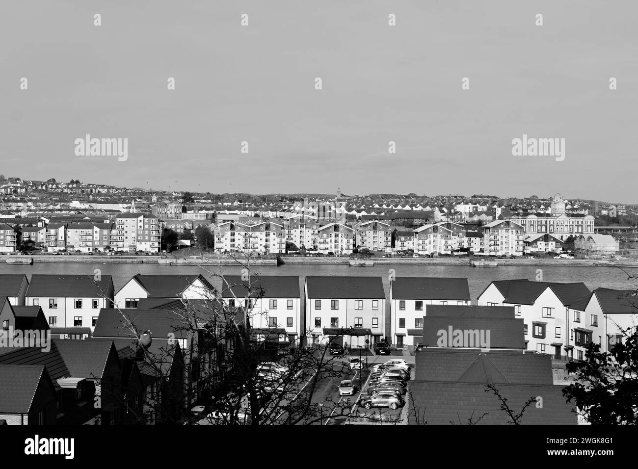 Barry, Vale of Glam, Wales 2. Februar 2024: Blick auf die Uferpromenade von Barry Island. Neubauten und Wohnungen auf stillgelegtem Hafengelände h Stockfoto