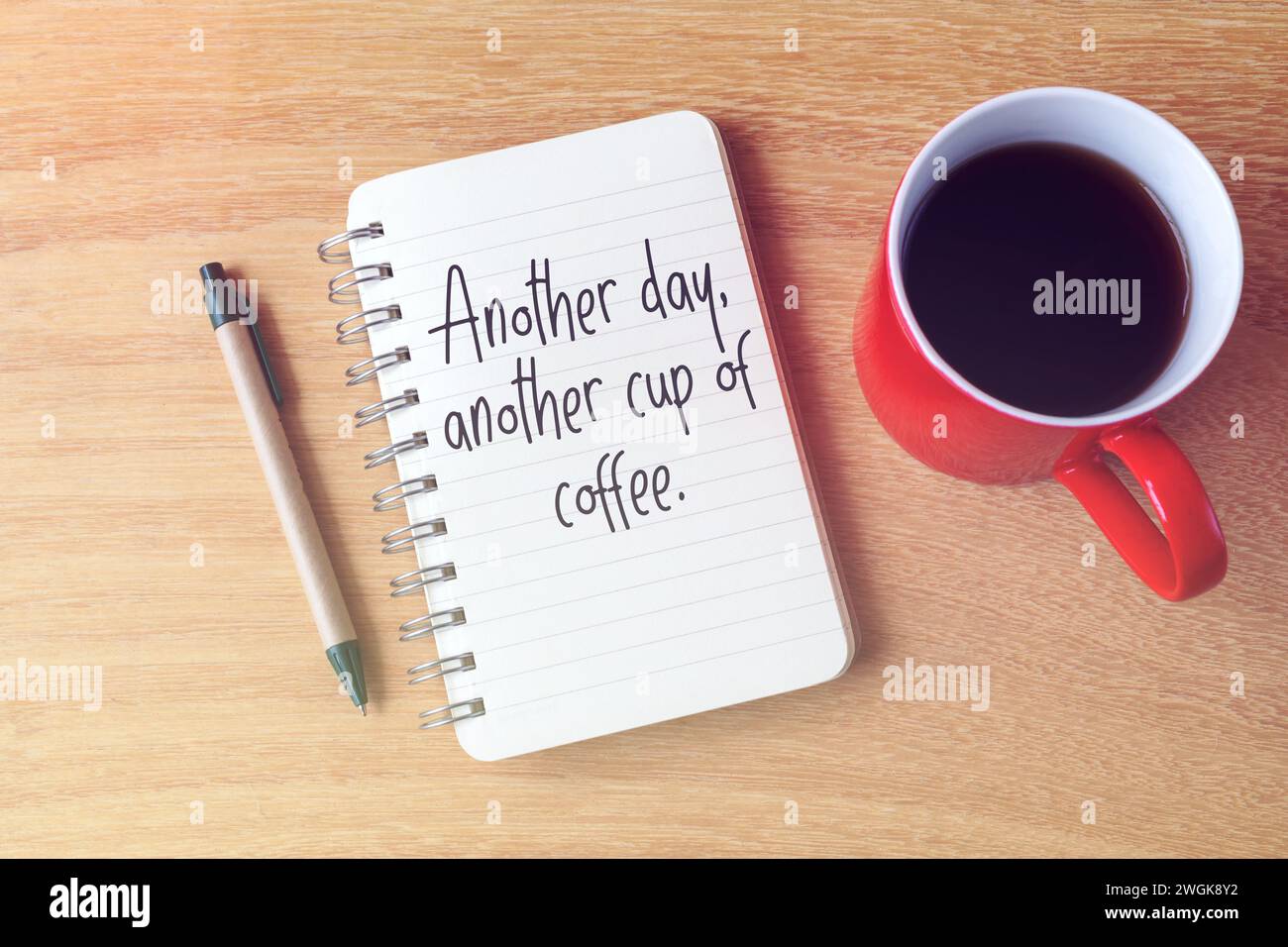 Notizblock und Kaffee mit Zitaten an einem anderen Tag, eine weitere Tasse Kaffee Stockfoto