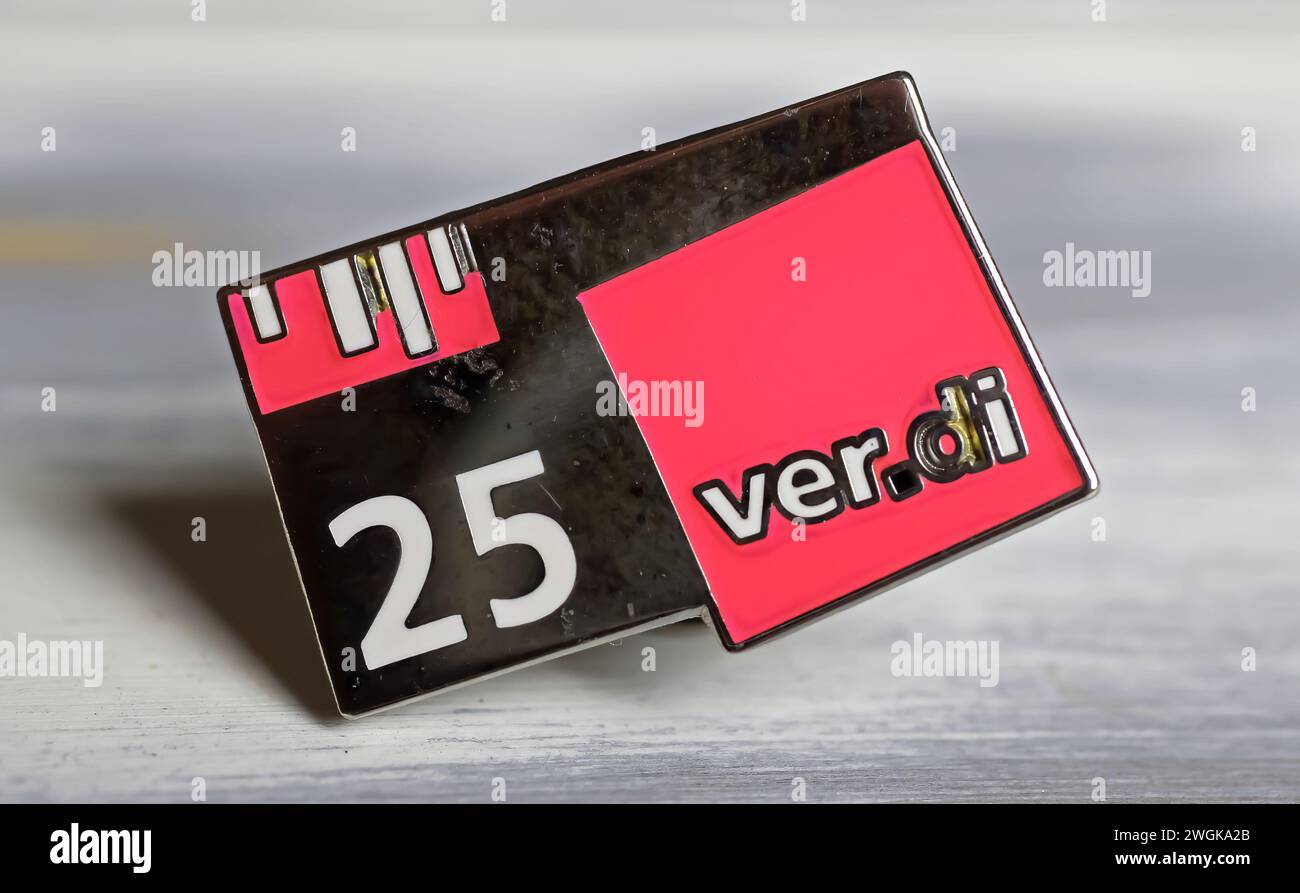 Viersen, Deutschland - 9. Januar. 2024: Nahaufnahme der Verdi union Pin für 25 Jahre loyale Mitgliedschaft Stockfoto