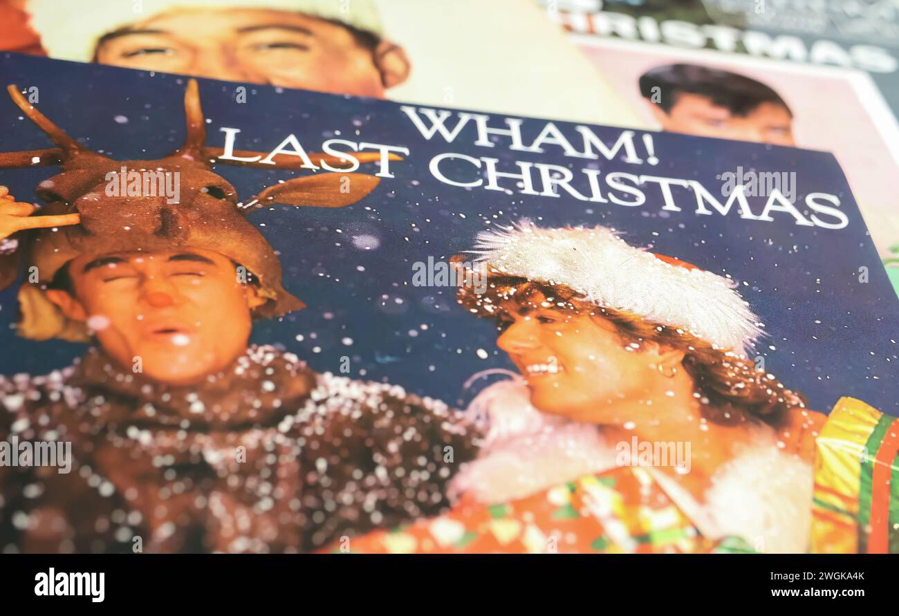 Viersen, Deutschland - 9. Januar. 2024: Closeup der Band Wham Vinyl-Single-Cover letztes weihnachten von 1984 Stockfoto