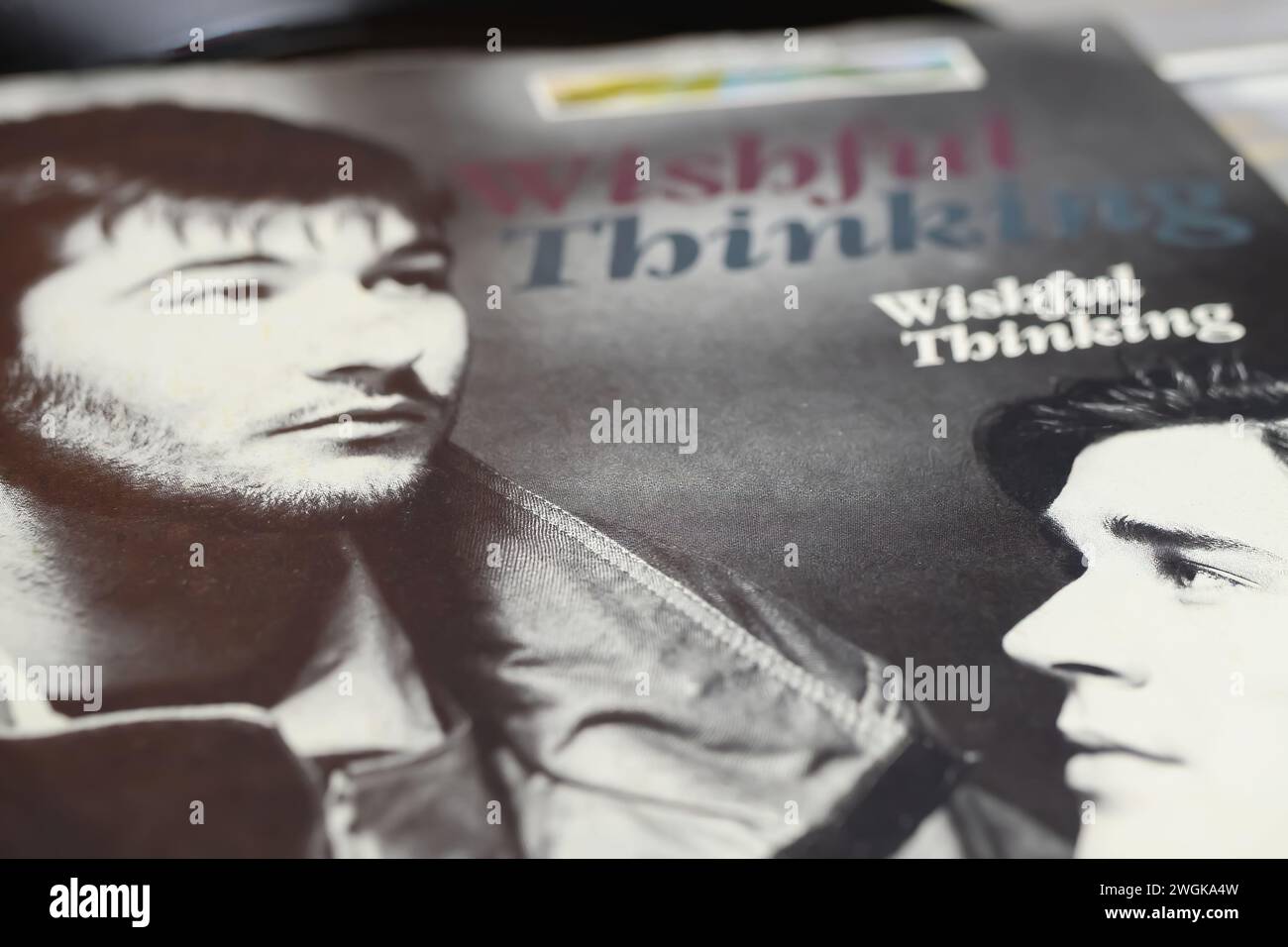 Viersen, Deutschland - 9. Januar. 2024: Nahaufnahme der britischen Rockband Wishful Thinking Vinyl-Single-Cover China Crisis aus dem Jahr 1983 Stockfoto