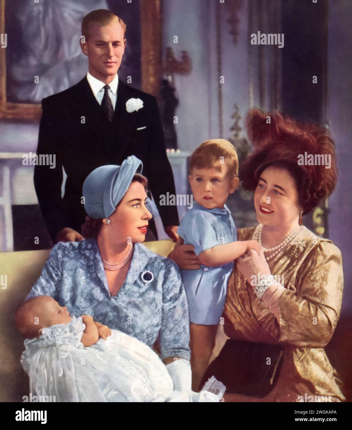 Porträt von Elisabeth II. Und Prinz Philipp mit Königin Elisabeth (die Königin Mutter), Prinz Karl III. Und Prinzessin Anne, um 1950. Dieses Familienfoto zeigt die zukünftige Königin Elisabeth II. Und ihren Ehemann, Prinz Philipp, neben ihrer Mutter, der Königin Mutter, und ihren kleinen Kindern Charles und Anne. Dieses Bild, das einige Jahre vor Elisabeths Thronbesteigung 1952 aufgenommen wurde, spiegelt eine entscheidende Zeit für die britische Königsfamilie wider und zeigt die Abstammung und die frühen Jahre der Erben Charles und Anne. Stockfoto