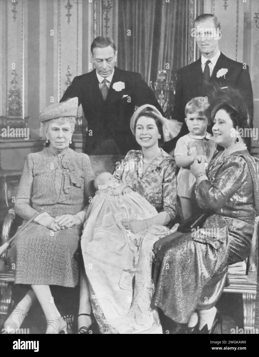 Königliches Porträt, 1950: Elisabeth II., Prinz Philipp, Georg VI., Elisabeth I. (die Königin Mutter), Königin Maria, neben dem jungen Karl III. Und seiner neugeborenen Schwester Prinzessin Anne. Dieses historische Foto zeigt mehrere Generationen der britischen Königsfamilie und zeigt Elisabeth, die zukünftige Königin, und ihre Kinder, einschließlich des zukünftigen Königs Karl III. Stockfoto