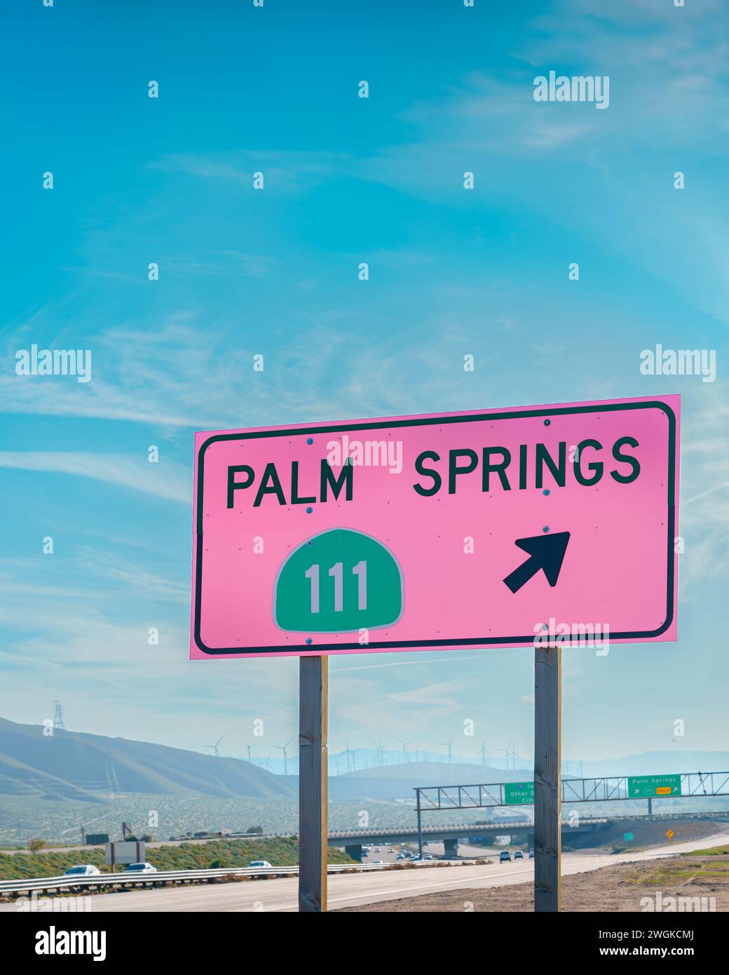 Palm Springs pinkfarbenes Abfahrtsschild für Highway 111 auf der I-10 Stockfoto