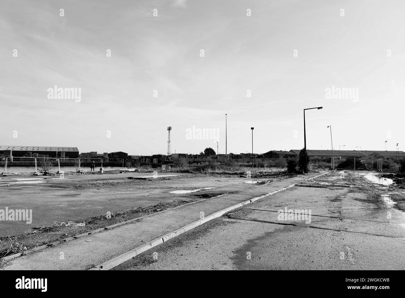 Barry, Vale of Glam, Wales 2. Februar 2024: Die östlichen Grenzen des Barry Dockland sind der aktive Hafen, der seine traditionelle Industrielandschaft bewahrt. Stockfoto