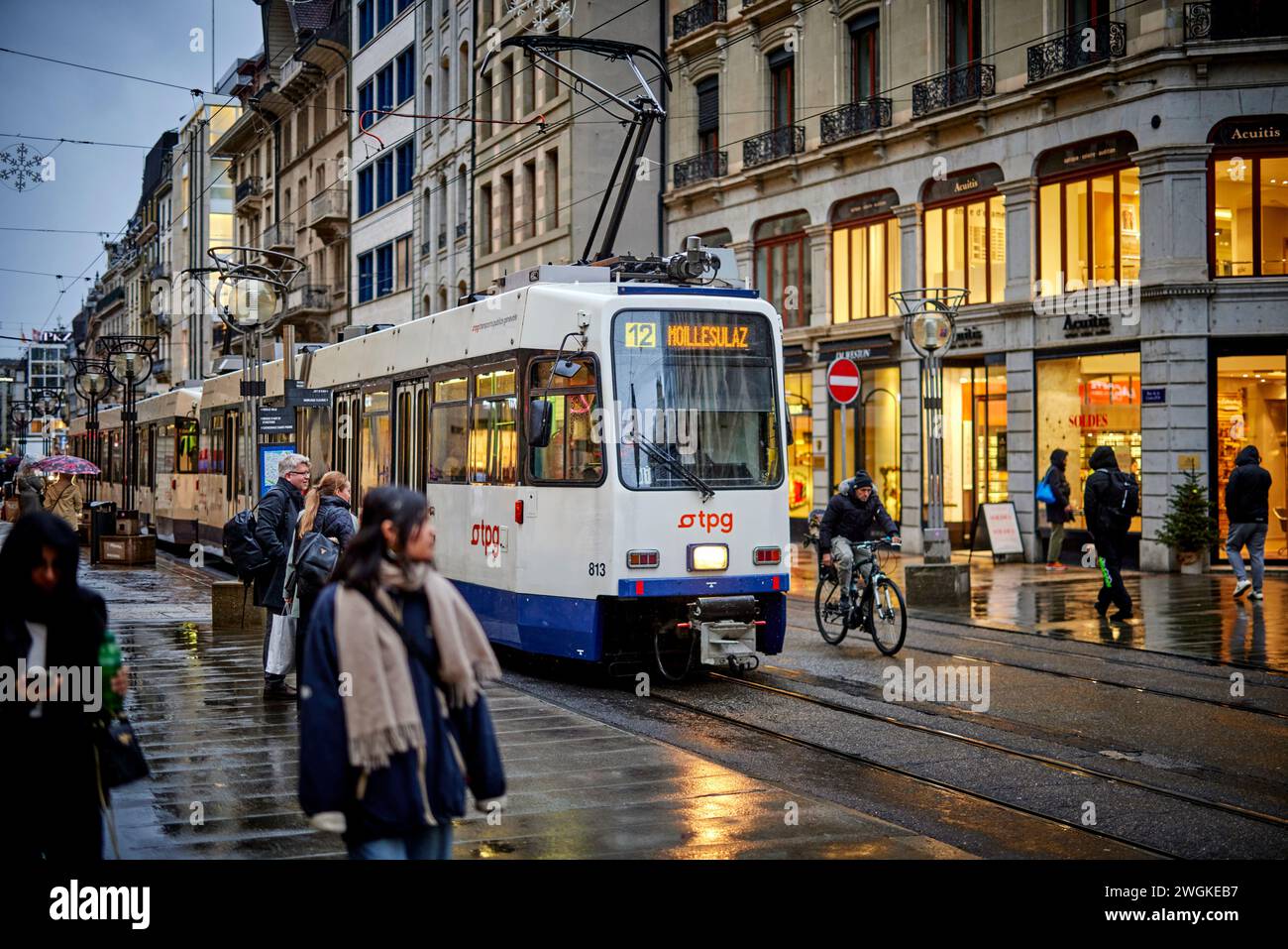 Genf Stadt in der Schweiz Rue de Rive Shopping im Regen und Transport Publics Genevois TPG Stockfoto