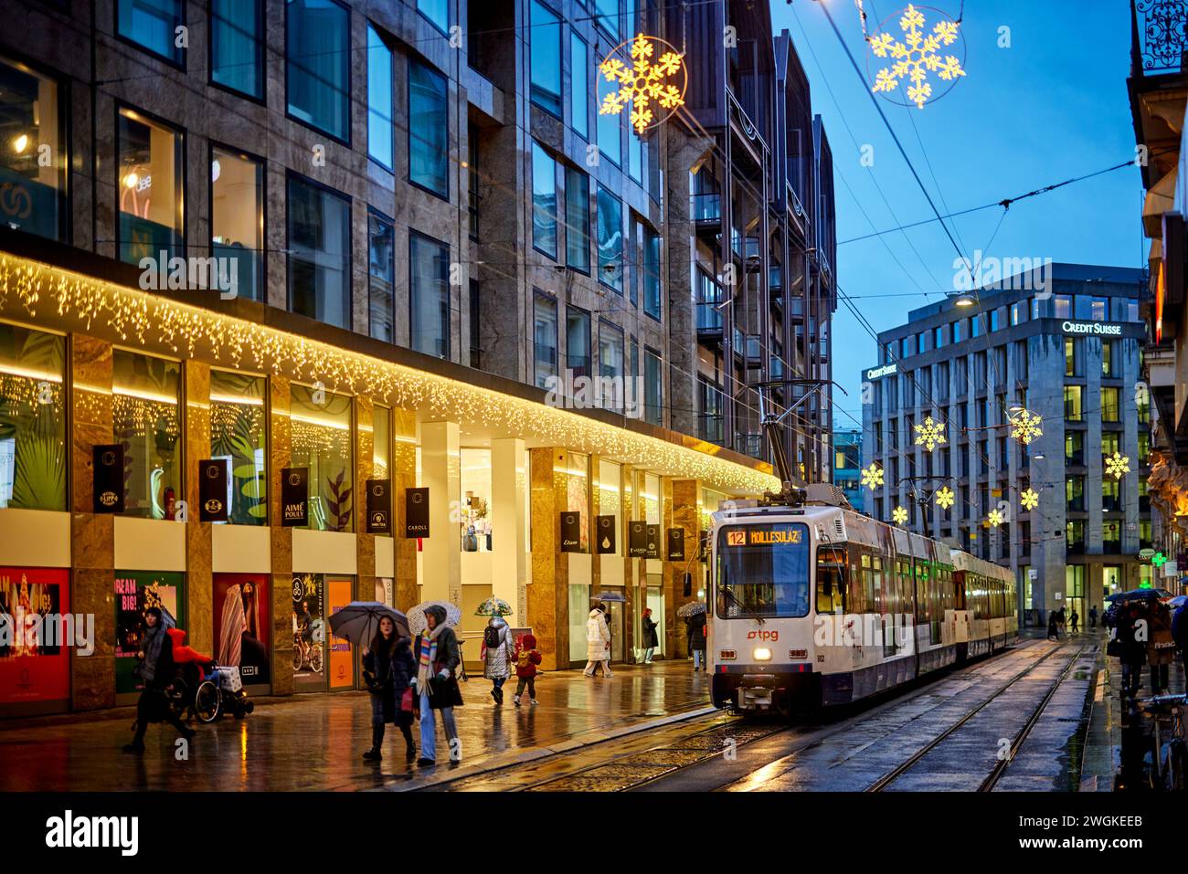 Genf Stadt in der Schweiz Rue de Rive Shopping im Regen und Transport Publics Genevois TPG Stockfoto