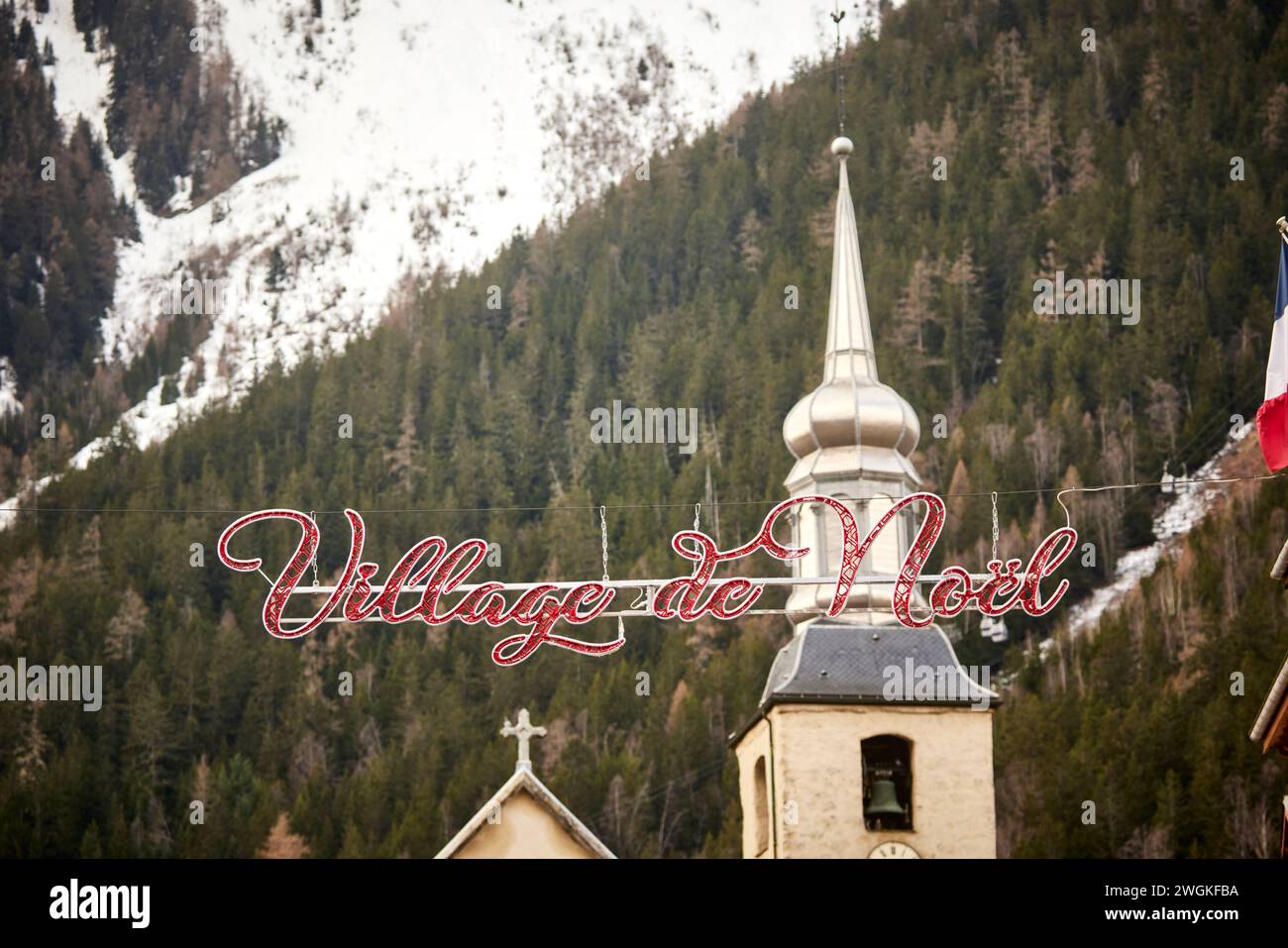 Chamonix Mont Blanc, Frankreich. Village de Neol Holzchalets Weihnachtsmarkt mit Paroisse Saint Bernard du Mont-Blanc Kirche Stockfoto