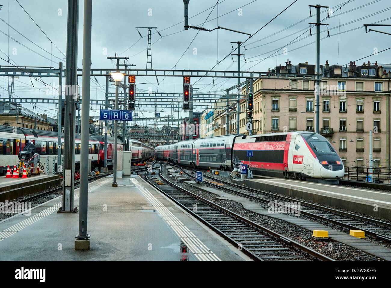 Genf Stadt in der Schweiz Gare de Genève Bahnhof TGV Lyria verbindet Frankreich und Schweiz Euroduplex 4719 startet Stockfoto