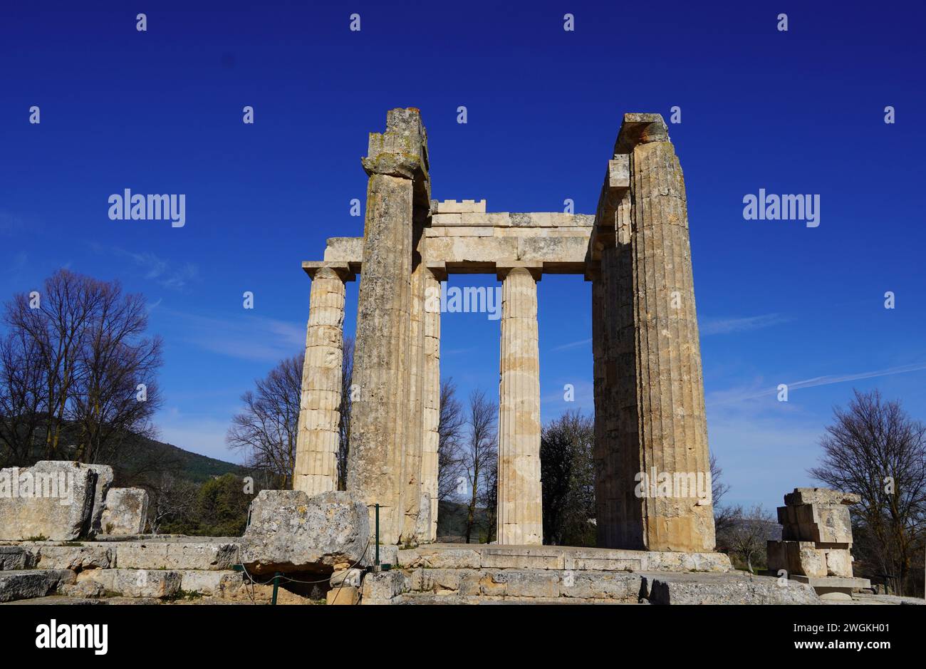 Blick auf die Ruinen des antiken Zeus-Tempels in Nemea, Griechenland Stockfoto
