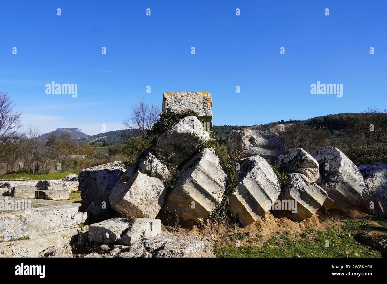 Eine gebrochene Säule des antiken Zeus-Tempels in der archäologischen Stätte Nemea Stockfoto