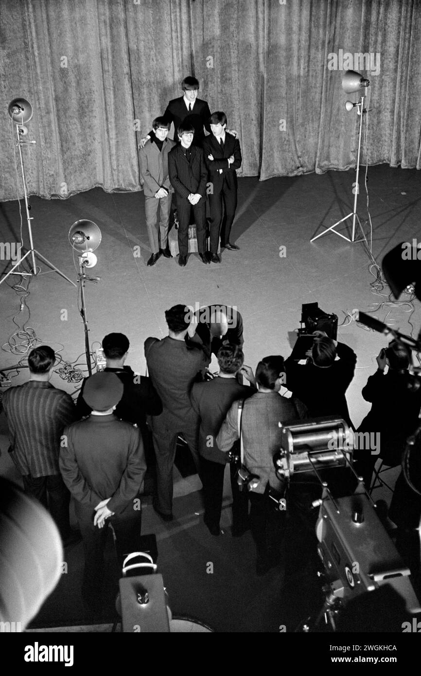 Die Beatles treten den Medien nach den Nachmittagsproben auf der Bühne der Ed Sullivan Show am Samstag, den 8. Februar 1964 gegenüber. CBS' The Ed Sullivan Show CBS Studio 50, Broadway and West 53rd Street, New York, NY. Vorn (L nach R): George Harrison, Ringo Starr, Paul McCartney hinten: John Lennon Stockfoto