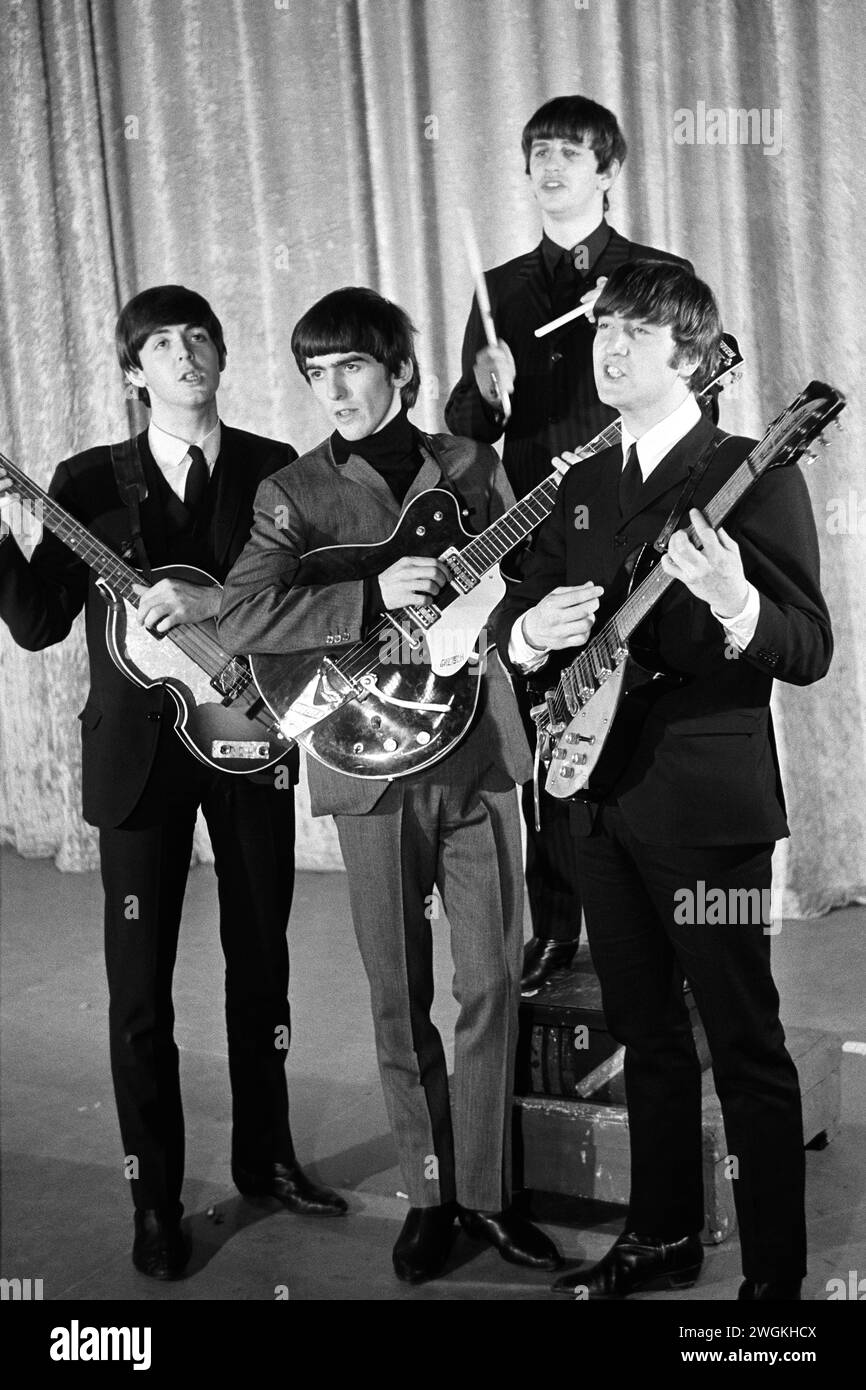 Die Beatles posieren mit ihren Instrumenten nach Nachmittagsproben auf der Bühne der Ed Sullivan Show, Samstag, 8. Februar 1964 CBS' The Ed Sullivan Show CBS Studio 50, Broadway and West 53rd Street, New York, NY. (L bis R): Paul McCartney, George Harrison, Ringo Starr, John Lennon Stockfoto