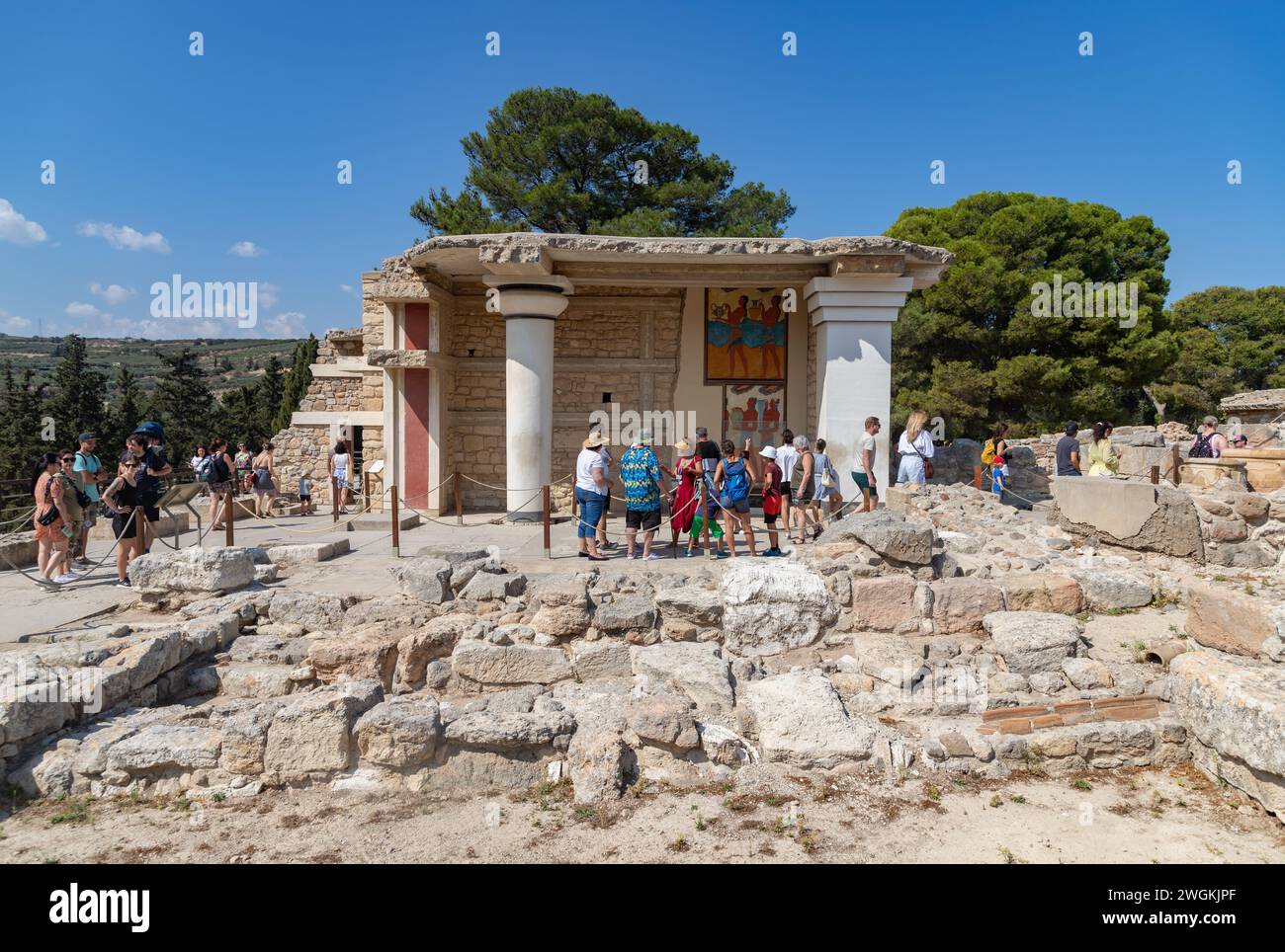 Ein Bild des südlichen Propylaeums und der Pokalträgerfresken im Knossos-Palast. Stockfoto