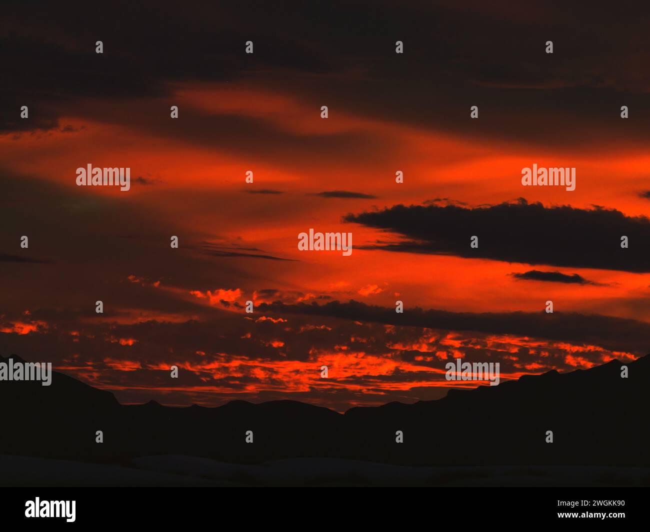 Roter Sonnenuntergang über dem White Sands National Park Stockfoto