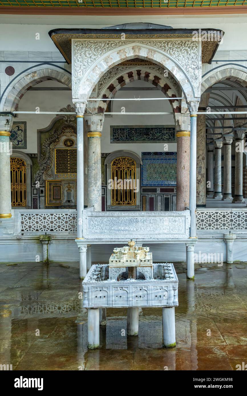 Bögen und Brunnen, Yerevak Kiosk, Topkapi Palast, Istanbul, Türkei Stockfoto