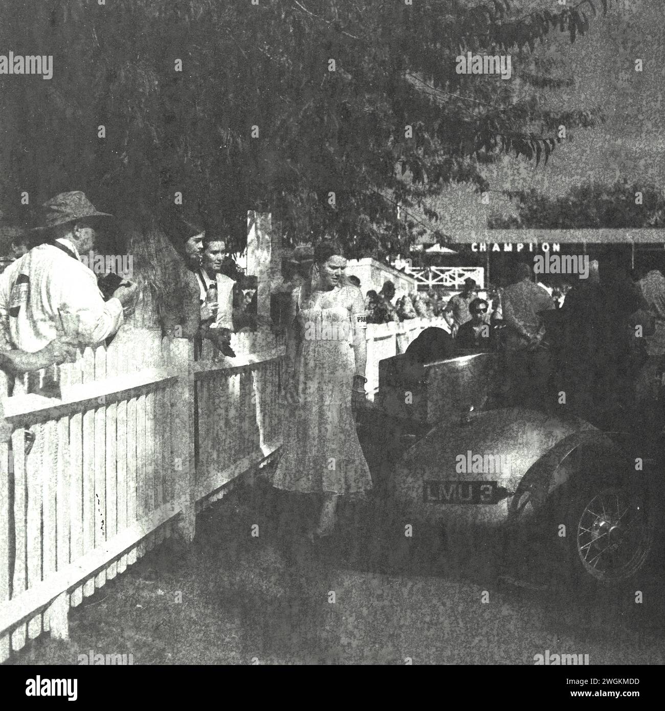 Goodwood Revival 2023 - Bilder auf einem alten Rolleiflex-Film, der 1985 auslief. Stockfoto