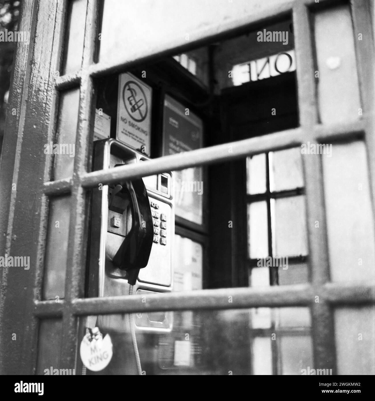 Kaputte Fenster einer traditionellen britischen roten Telefonbox Stockfoto