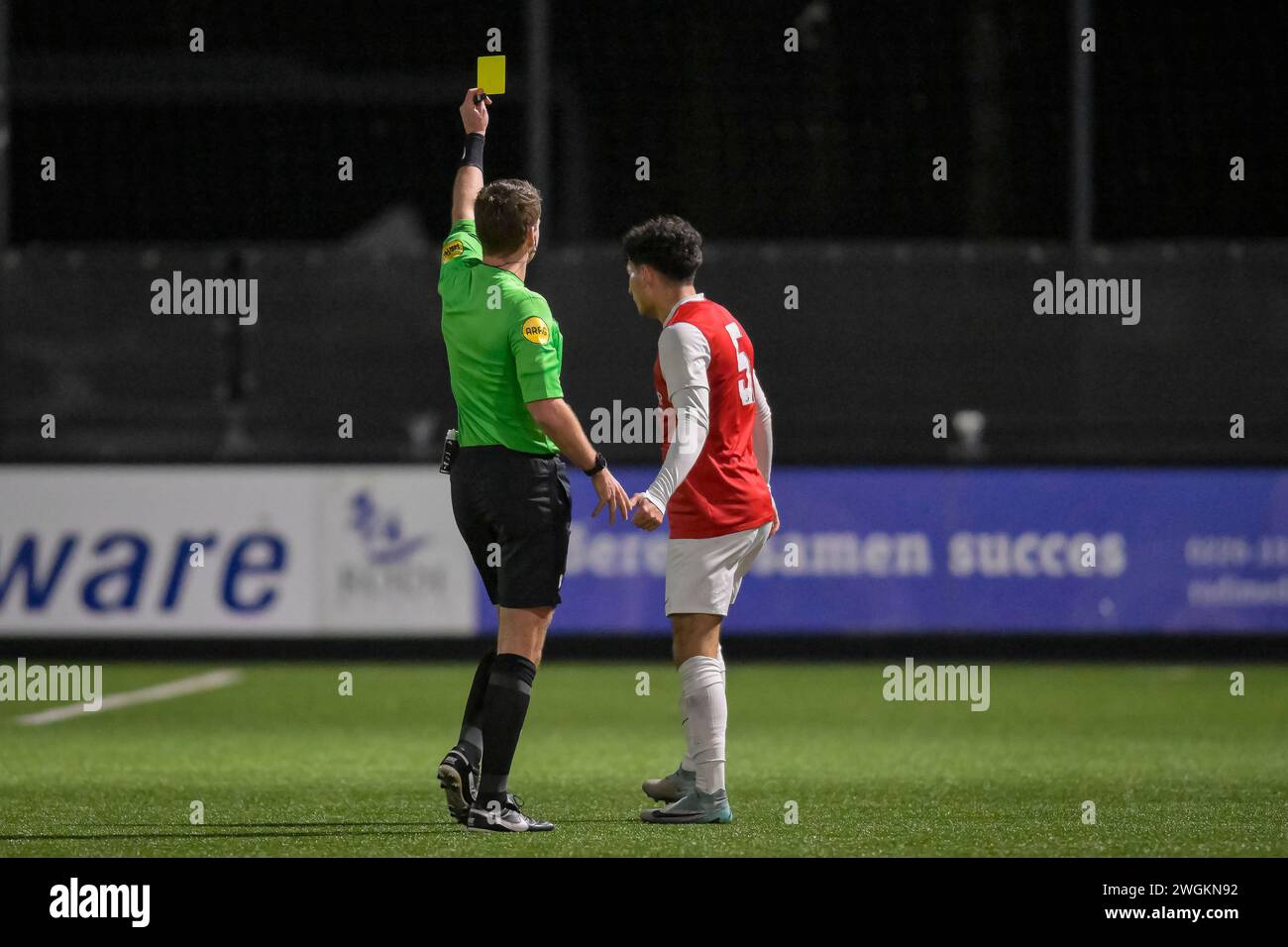 Wijdewormer, Niederlande. Februar 2024. WIJDEWORMER, NIEDERLANDE - 5. FEBRUAR: Robin Vereijken Schiedsrichter zeigt SEM Dekkers von Jong AZ während des niederländischen Keukenkampioen Divisie-Spiels zwischen Jong AZ und Roda JC am AFAS Trainingskomplex am 5. Februar 2024 in Wijdewormer, Niederlande. (Foto von Jan Mulder/Orange Pictures) Credit: Orange Pics BV/Alamy Live News Stockfoto