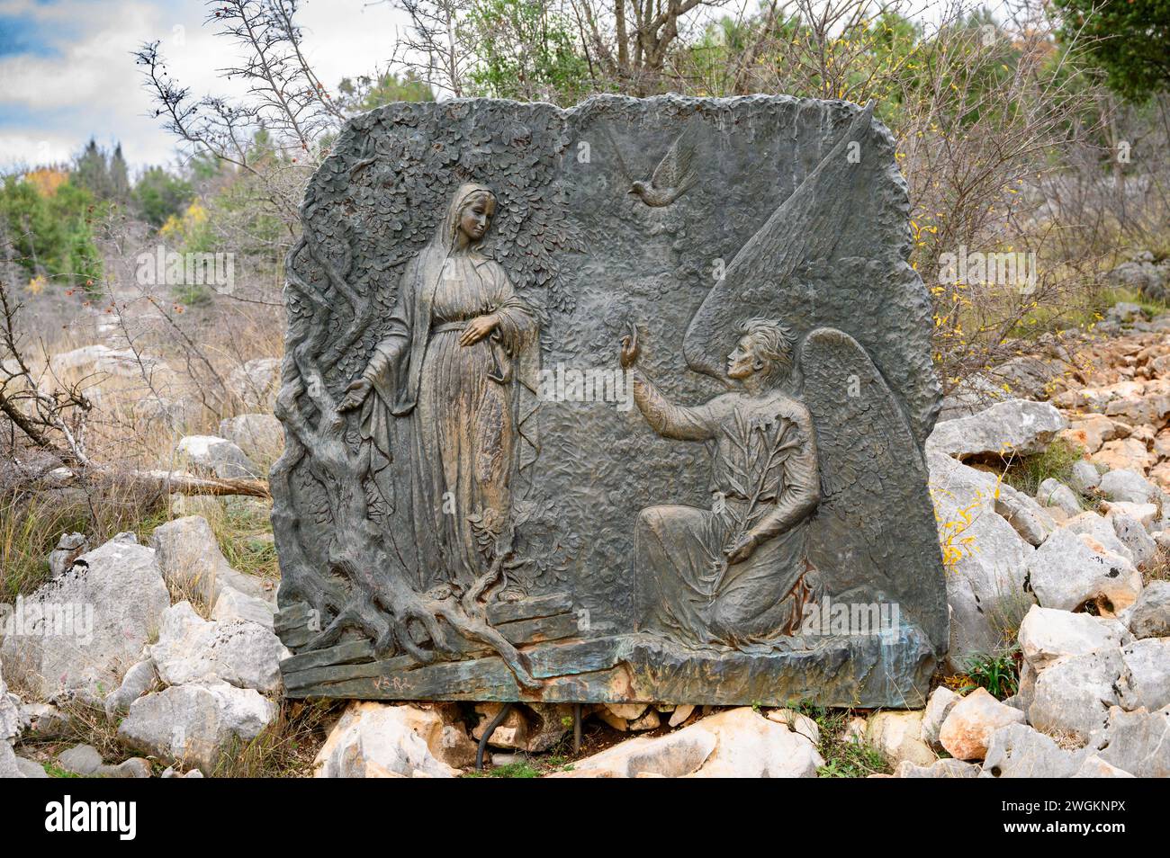 Die Verkündigung – das erste freudige Geheimnis des Rosenkranzes. Eine Reliefskulptur auf dem Berg Podbrdo (der Hügel der Erscheinungen) in Medjugorje. Stockfoto