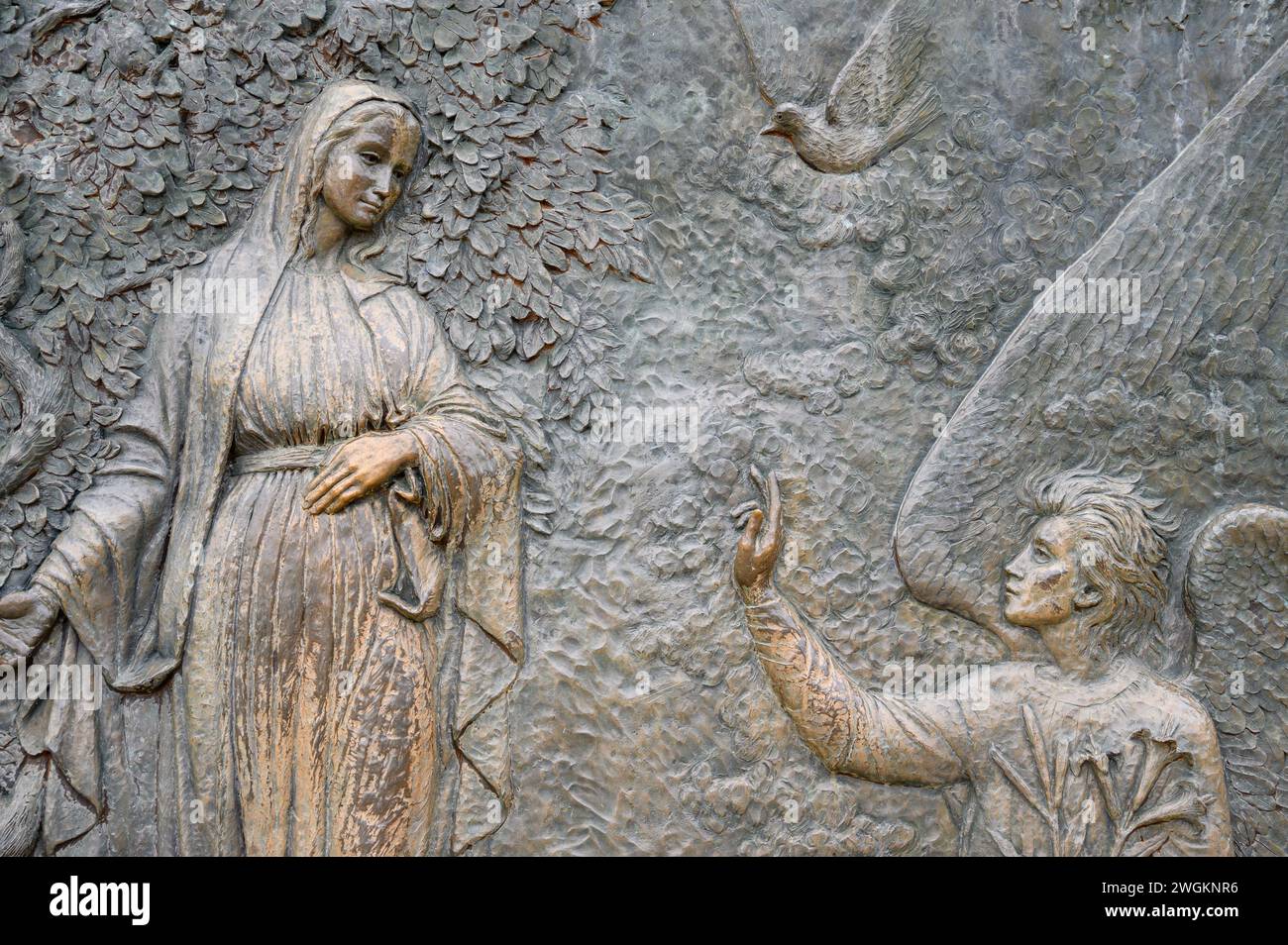 Die Verkündigung – das erste freudige Geheimnis des Rosenkranzes. Eine Reliefskulptur auf dem Berg Podbrdo (der Hügel der Erscheinungen) in Medjugorje. Stockfoto