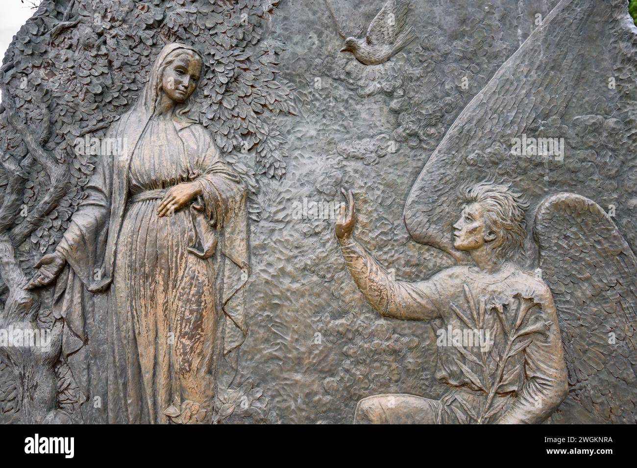 Die Verkündigung – das erste freudige Geheimnis des Rosenkranzes. Eine Reliefskulptur auf dem Berg Podbrdo (der Hügel der Erscheinungen) in Medjugorje. Stockfoto