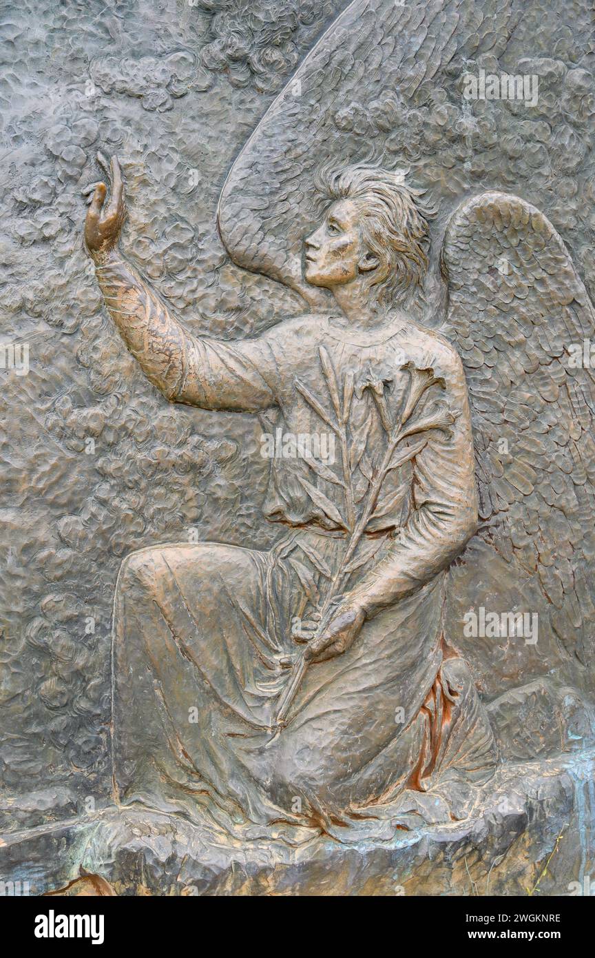 Die Verkündigung – das erste freudige Geheimnis des Rosenkranzes. Eine Reliefskulptur auf dem Berg Podbrdo (der Hügel der Erscheinungen) in Medjugorje. Stockfoto