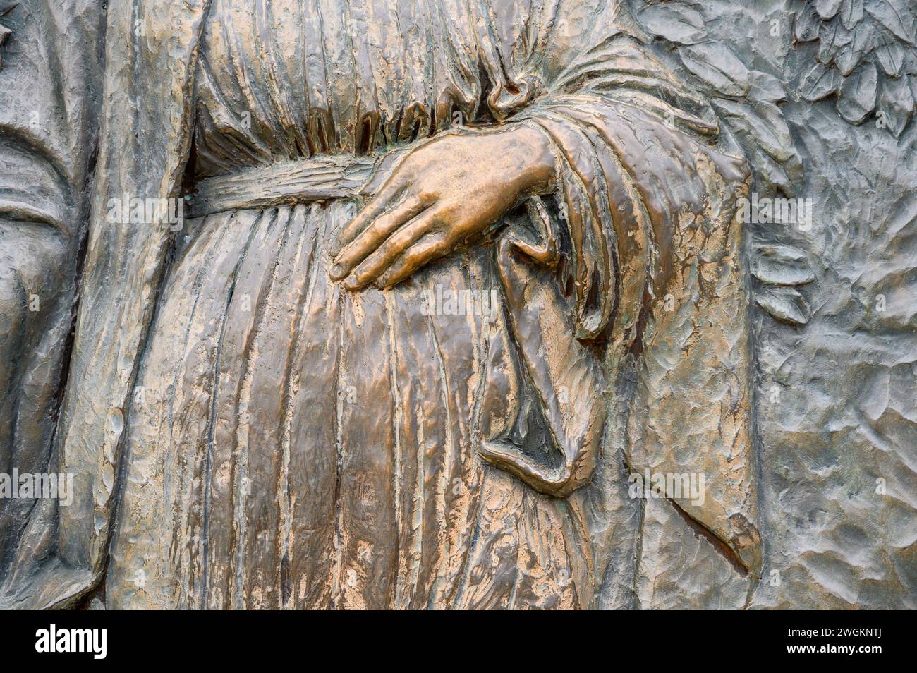 Die Verkündigung – das erste freudige Geheimnis des Rosenkranzes. Eine Reliefskulptur auf dem Berg Podbrdo (der Hügel der Erscheinungen) in Medjugorje. Stockfoto