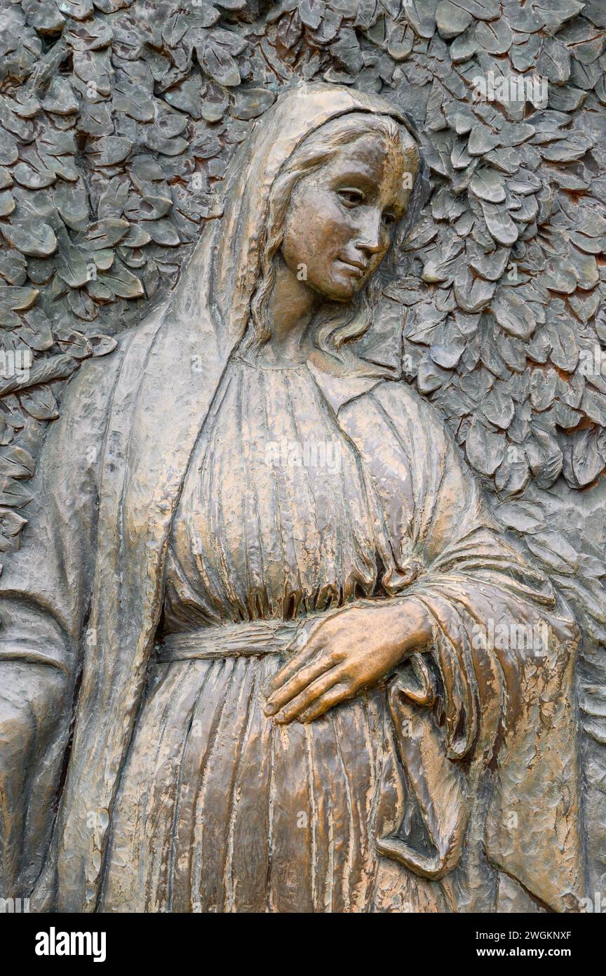 Die Verkündigung – das erste freudige Geheimnis des Rosenkranzes. Eine Reliefskulptur auf dem Berg Podbrdo (der Hügel der Erscheinungen) in Medjugorje. Stockfoto