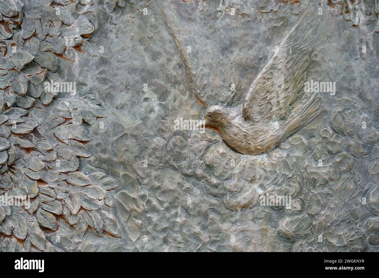 Die Verkündigung – das erste freudige Geheimnis des Rosenkranzes. Eine Reliefskulptur auf dem Berg Podbrdo (der Hügel der Erscheinungen) in Medjugorje. Stockfoto