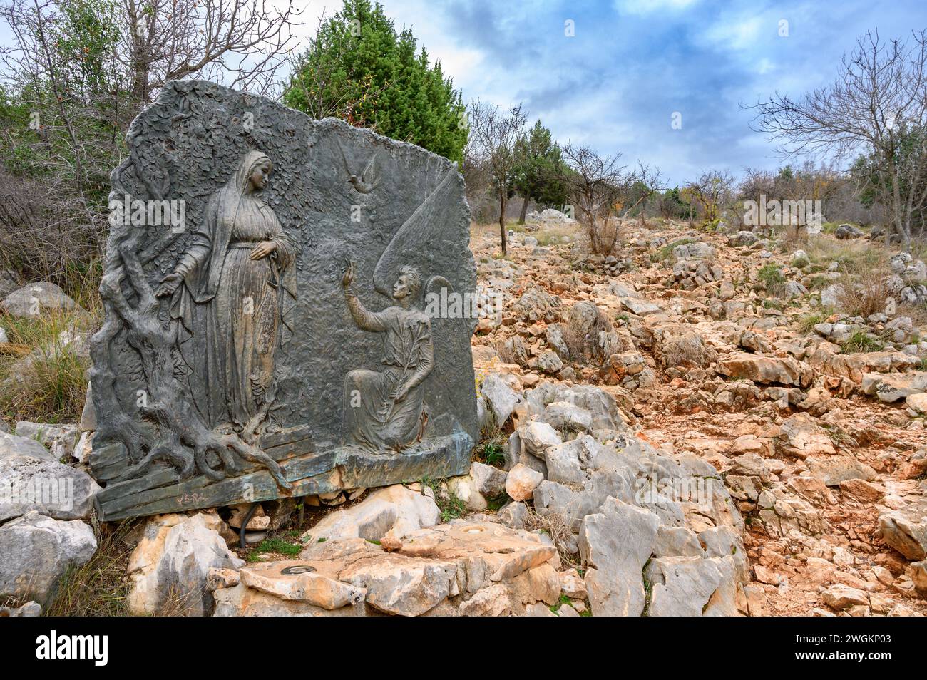 Die Verkündigung – das erste freudige Geheimnis des Rosenkranzes. Eine Reliefskulptur auf dem Berg Podbrdo (der Hügel der Erscheinungen) in Medjugorje. Stockfoto