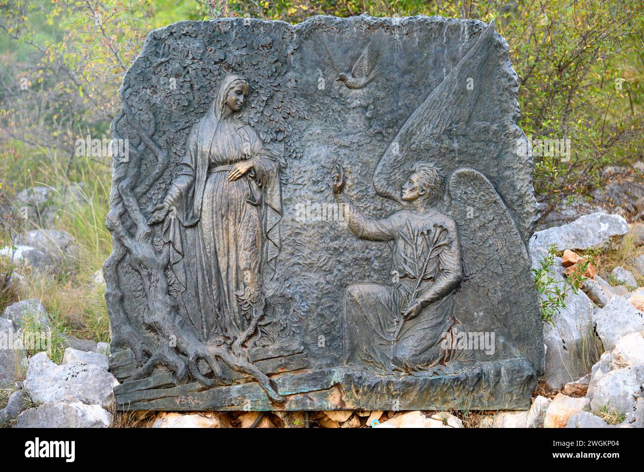 Die Verkündigung – das erste freudige Geheimnis des Rosenkranzes. Eine Reliefskulptur auf dem Berg Podbrdo (der Hügel der Erscheinungen) in Medjugorje. Stockfoto