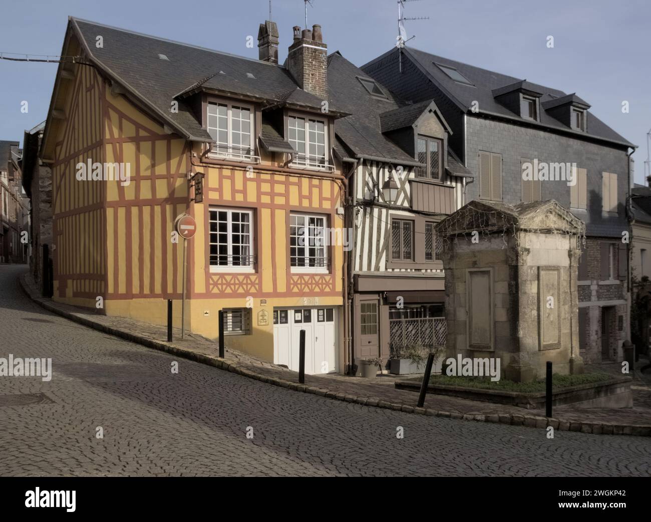 Honfleur, Place du Puits. Puits du début du XIXe siècle recstruit après la seconde guerre mondiale. Anfang des 19. Jahrhunderts gut wiederaufgebaut nach dem Zweiten Weltkrieg Stockfoto