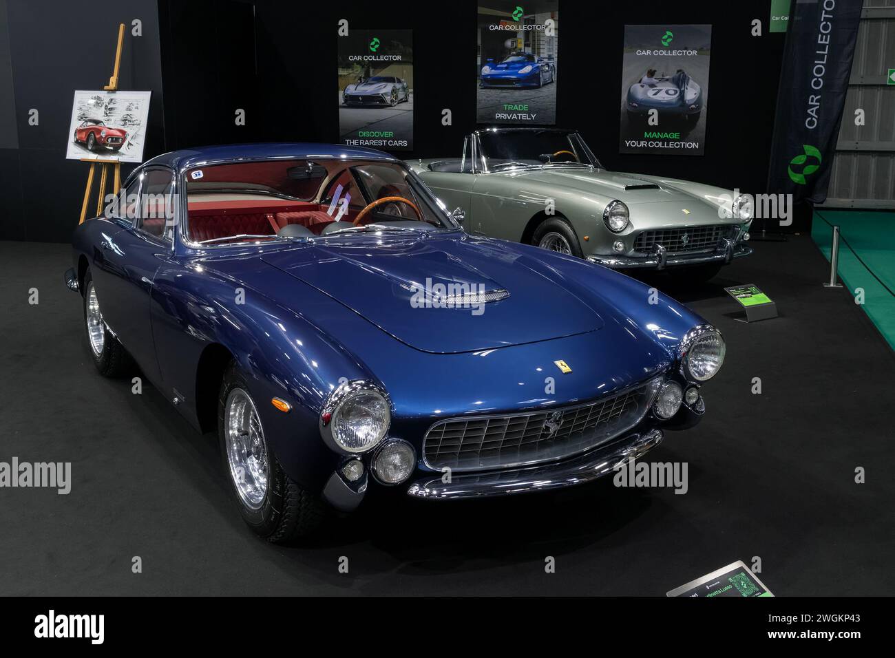 Paris, Frankreich - Rétromobile 2024. Konzentrieren Sie sich auf einen blauen Ferrari 250 GT Lusso von 1964. Stockfoto