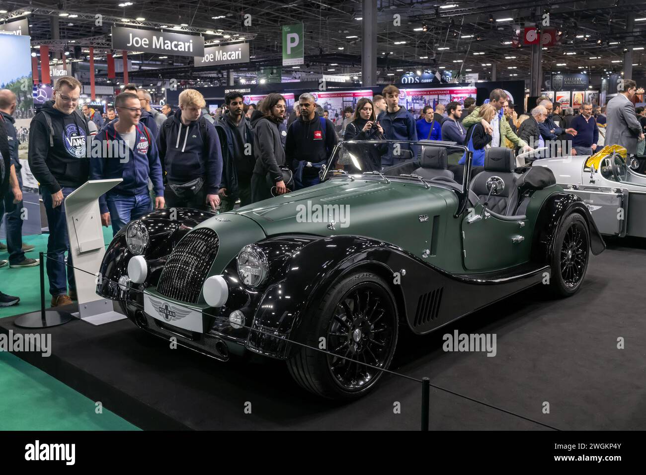 Paris, Frankreich - Rétromobile 2024. Konzentrieren Sie sich auf einen matten grünen und schwarzen Morgan PlusSix. Stockfoto